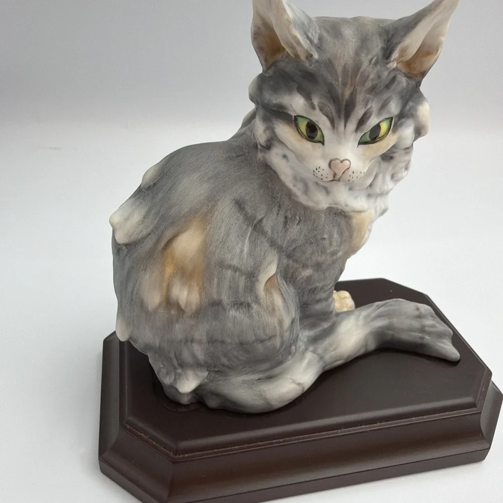 KAISER PORCELAIN GREY TABBY LONG HAIRED CAT FIGURINE HAND-PAINTED SIGNED, VTG.